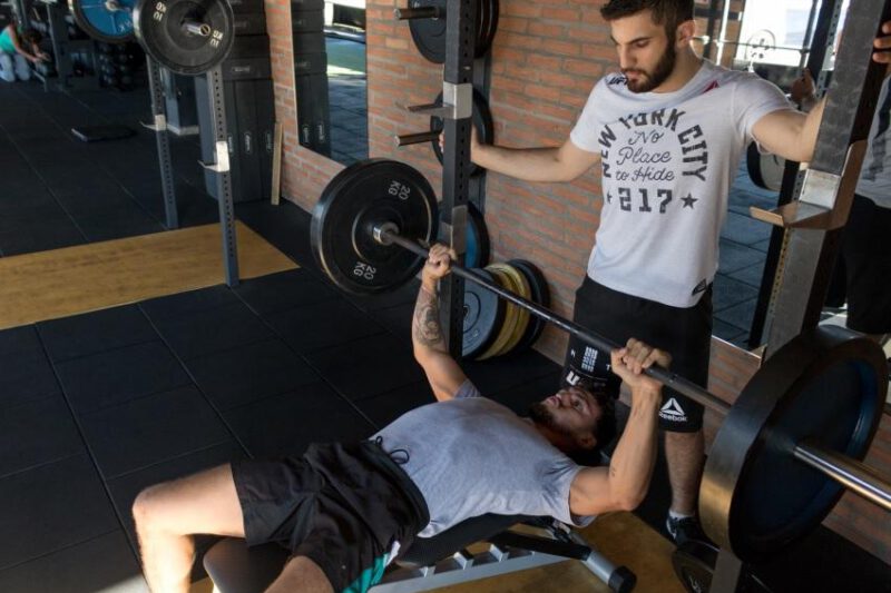 Langhantel oder Kurzhantel beim Bankdrücken?