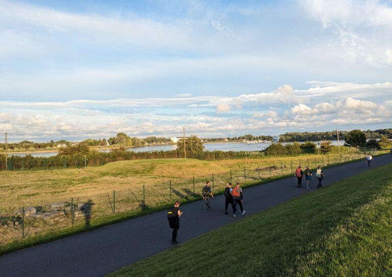 MegaMarsch-Hamburg-bei-Nacht-2023-Blick-vom-Deich-768x542