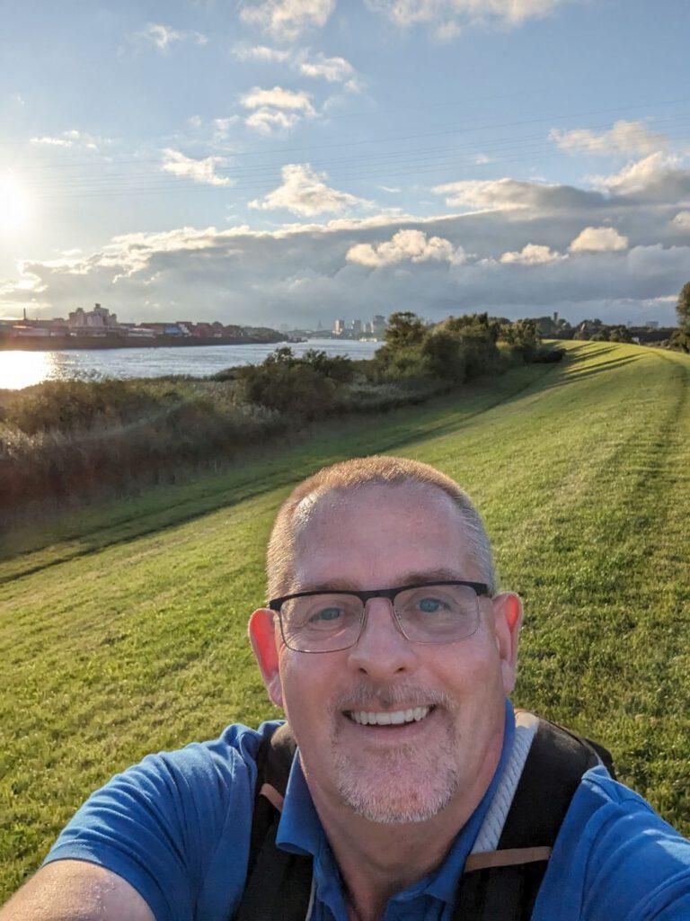 MegaMarsch-Hamburg-bei-Nacht-2023-Blick-vom-Deich-nach-Hamburg-768x1024