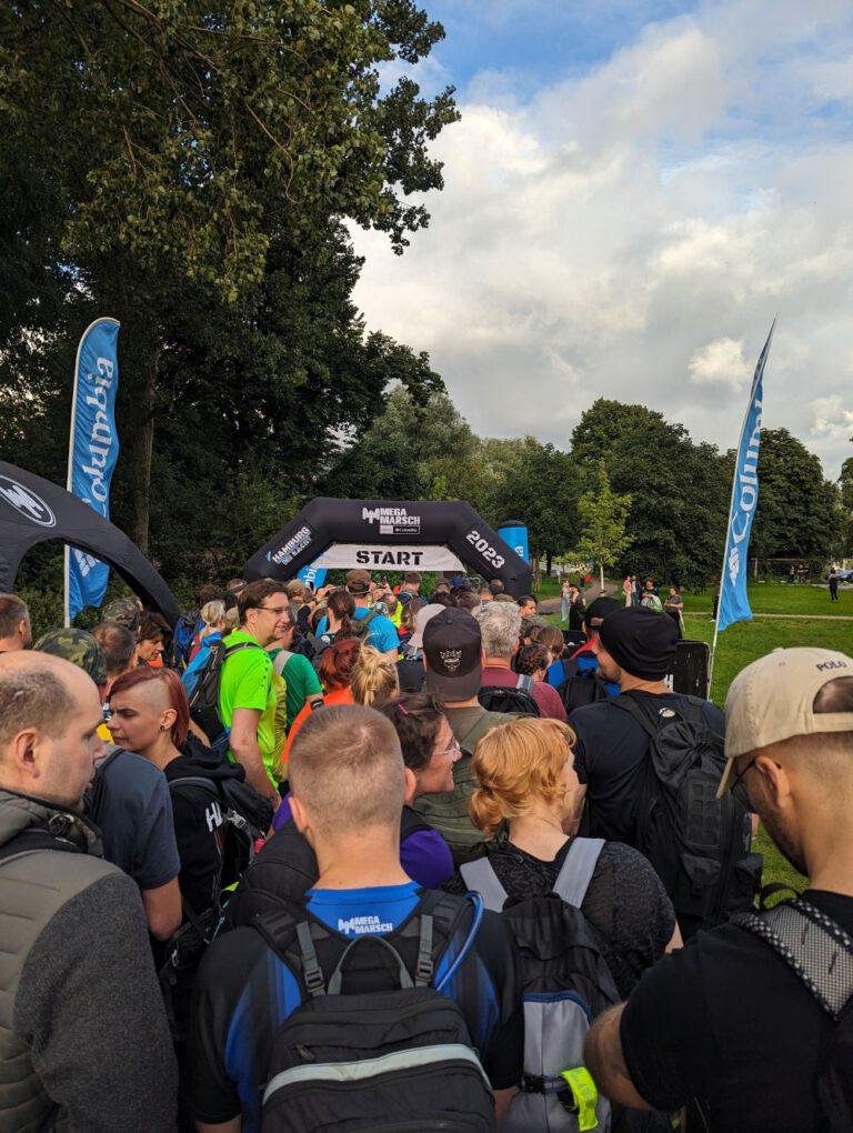 MegaMarsch-Hamburg-bei-Nacht-2023-Der-Start-768x1020