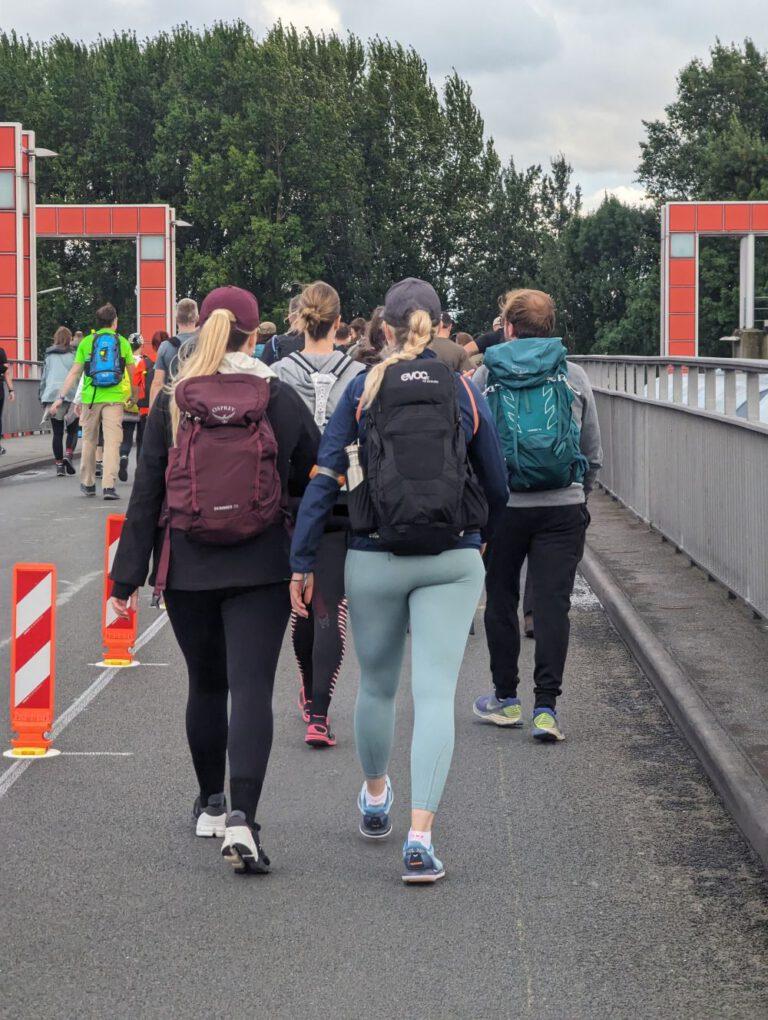 MegaMarsch-Hamburg-bei-Nacht-2023-Die-ersten-1000-Meter-768x1020