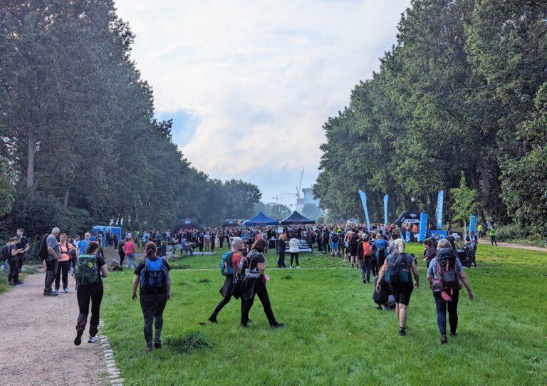 MegaMarsch-Hamburg-bei-Nacht-2023-Startgelaende-768x542